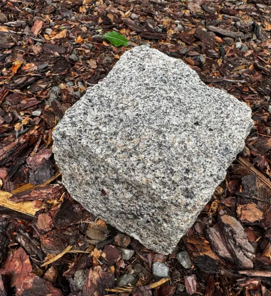 Žulová dlažební kostka 15/17 cm z říčanské růžové žuly